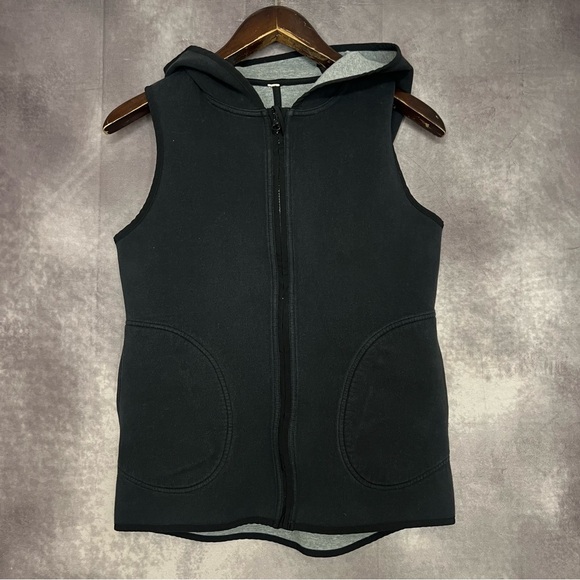 lululemon athletica Jackets & Blazers - Lululemon Insculpt Vest Hooded Black/Gray Reversible Size 6